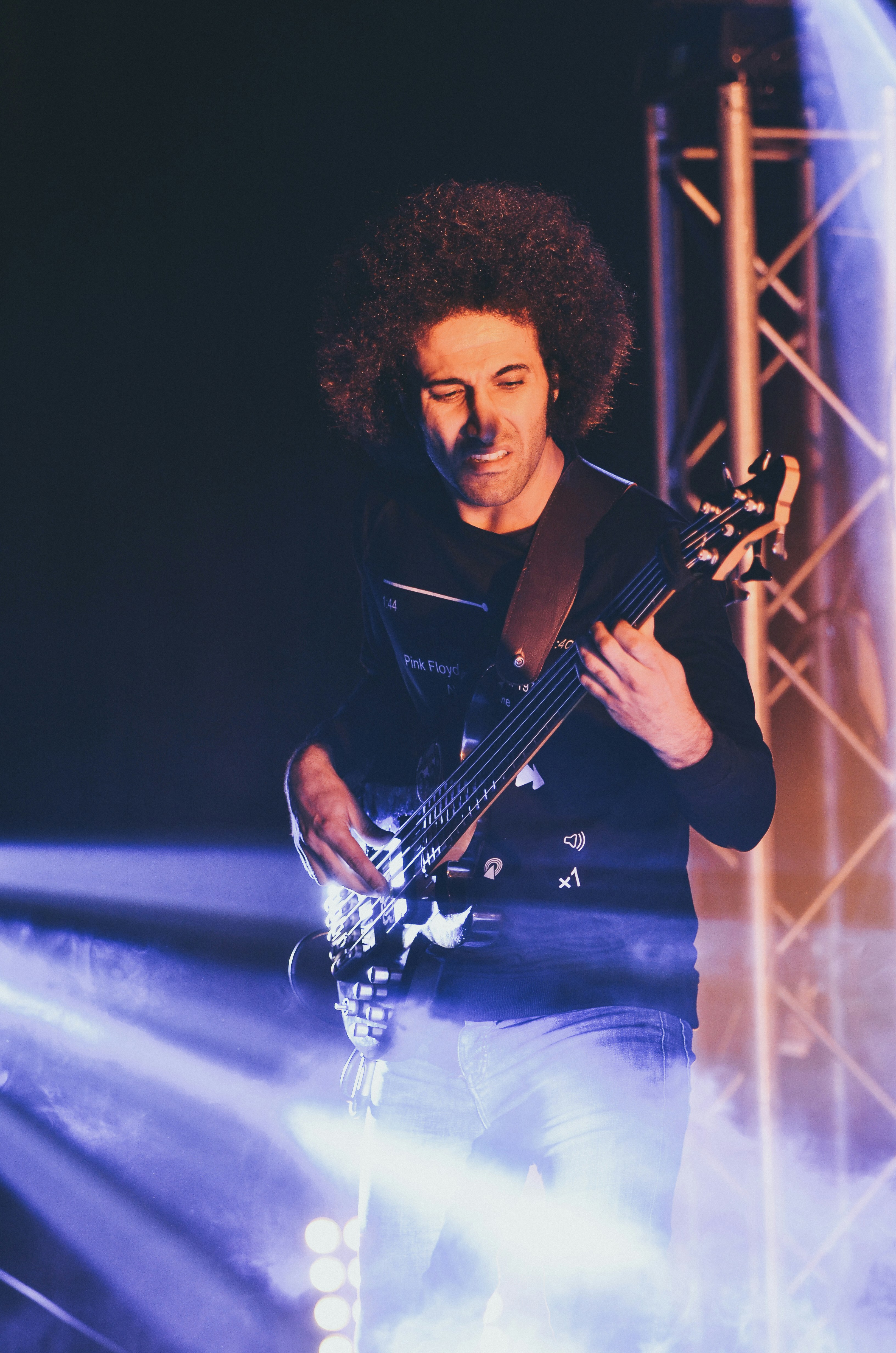 ギターを弾く黒のボタンアップ シャツを着た男の写真 Unsplashで見つける楽器の無料写真