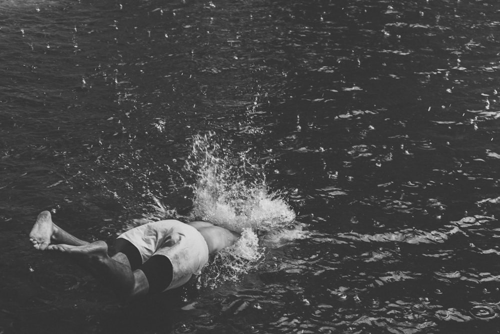 水の上に横たわる白いタンクトップの女性