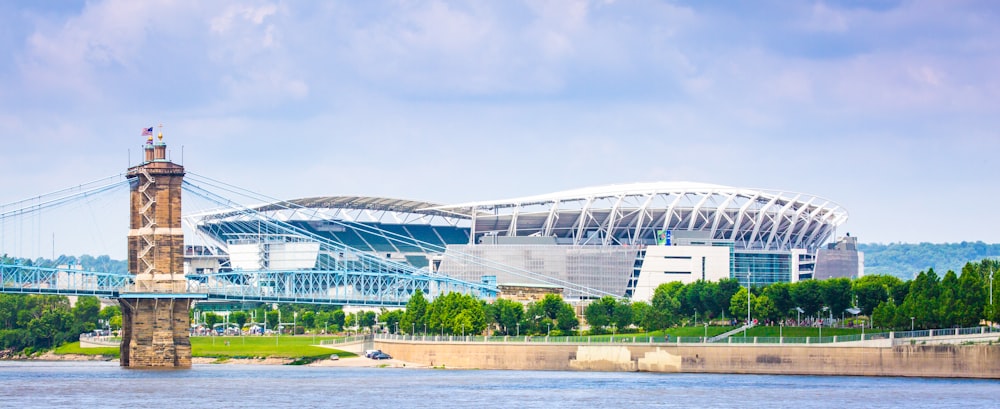 estádio branco e azul sob o céu azul durante o dia