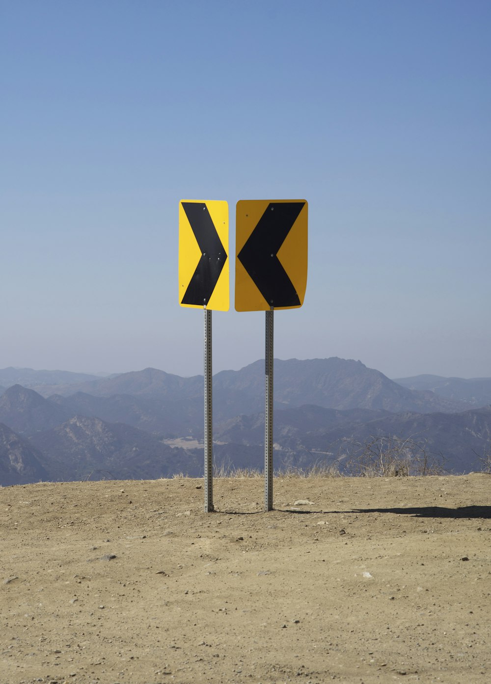 black and yellow arrow sign