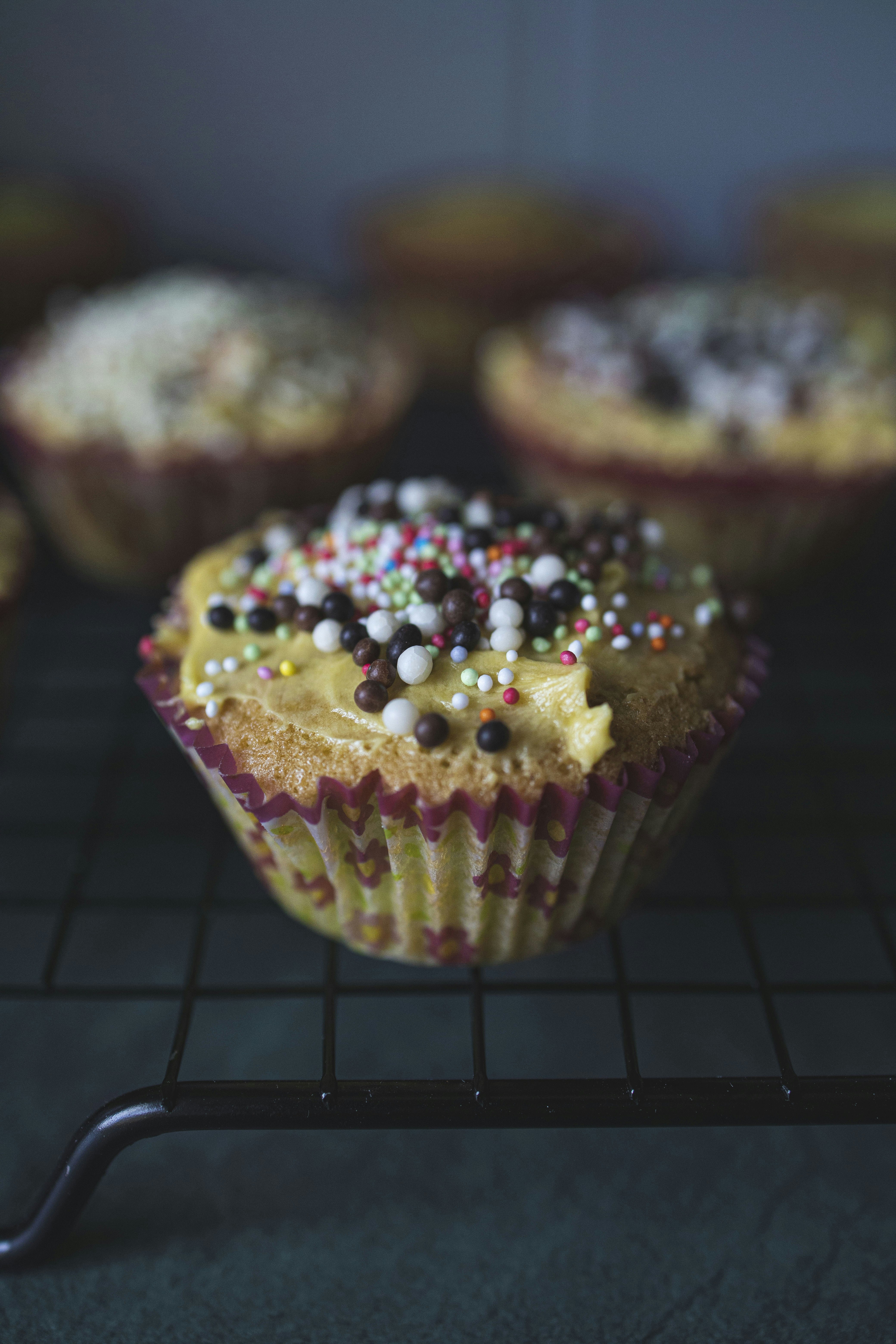 kue mangkuk coklat dan putih dengan taburan di atasnya