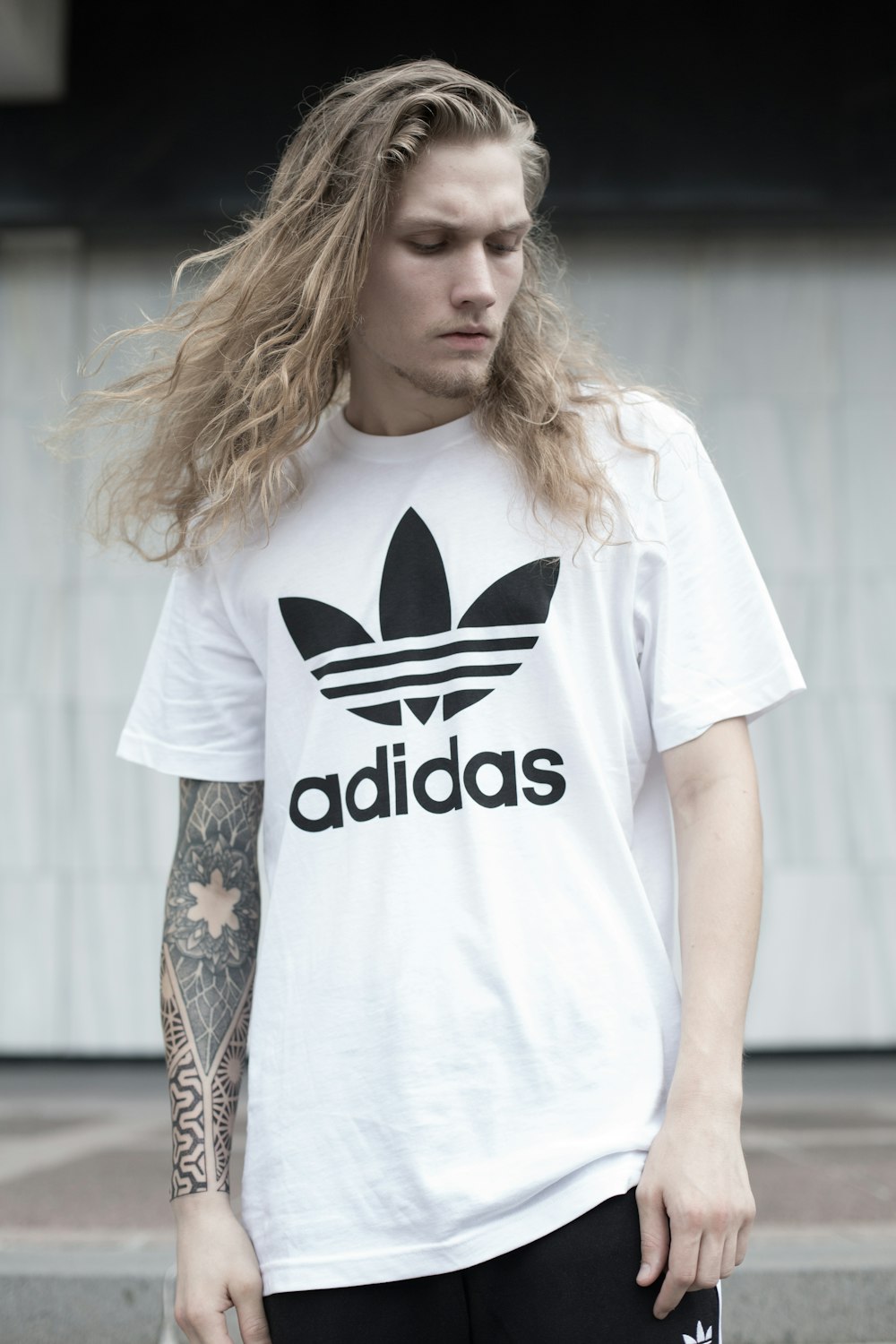 Femme en blanc et noir Adidas Crew Neck T-shirt