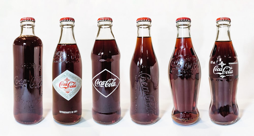 Botellas de Coca Cola Zero sobre mesa blanca