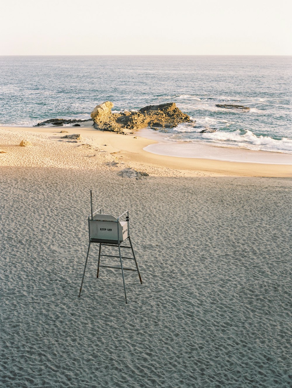 Casa de salvavidas blanca y negra en la orilla de la playa durante el día