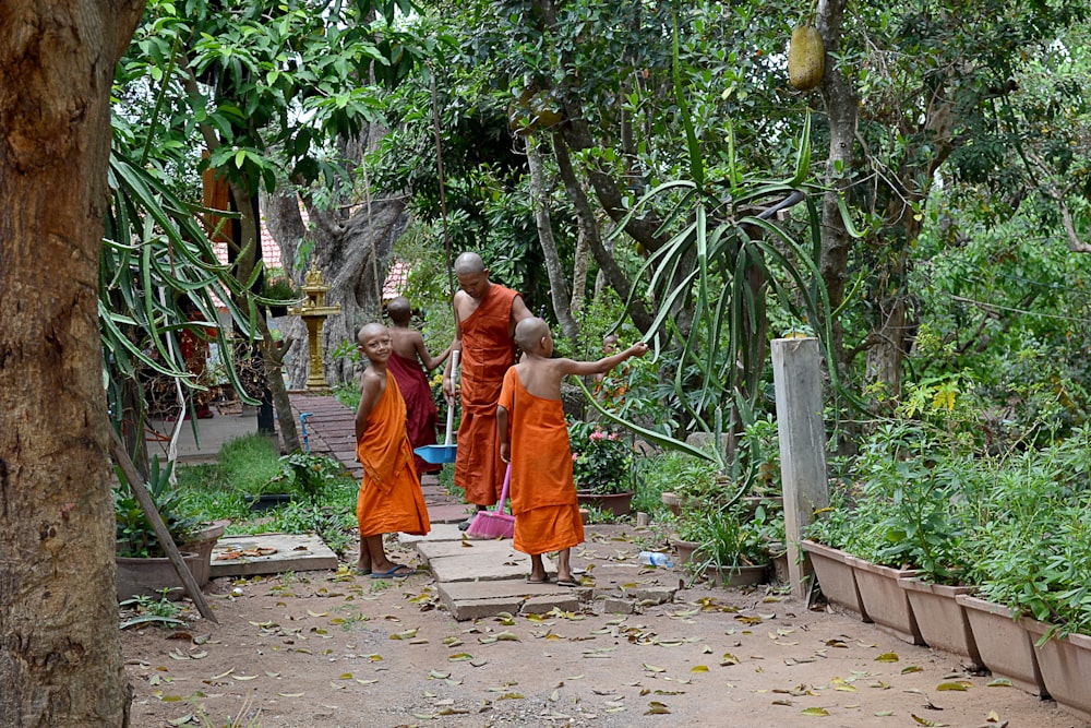 2 garçons en robe orange marchant sur le sentier pendant la journée