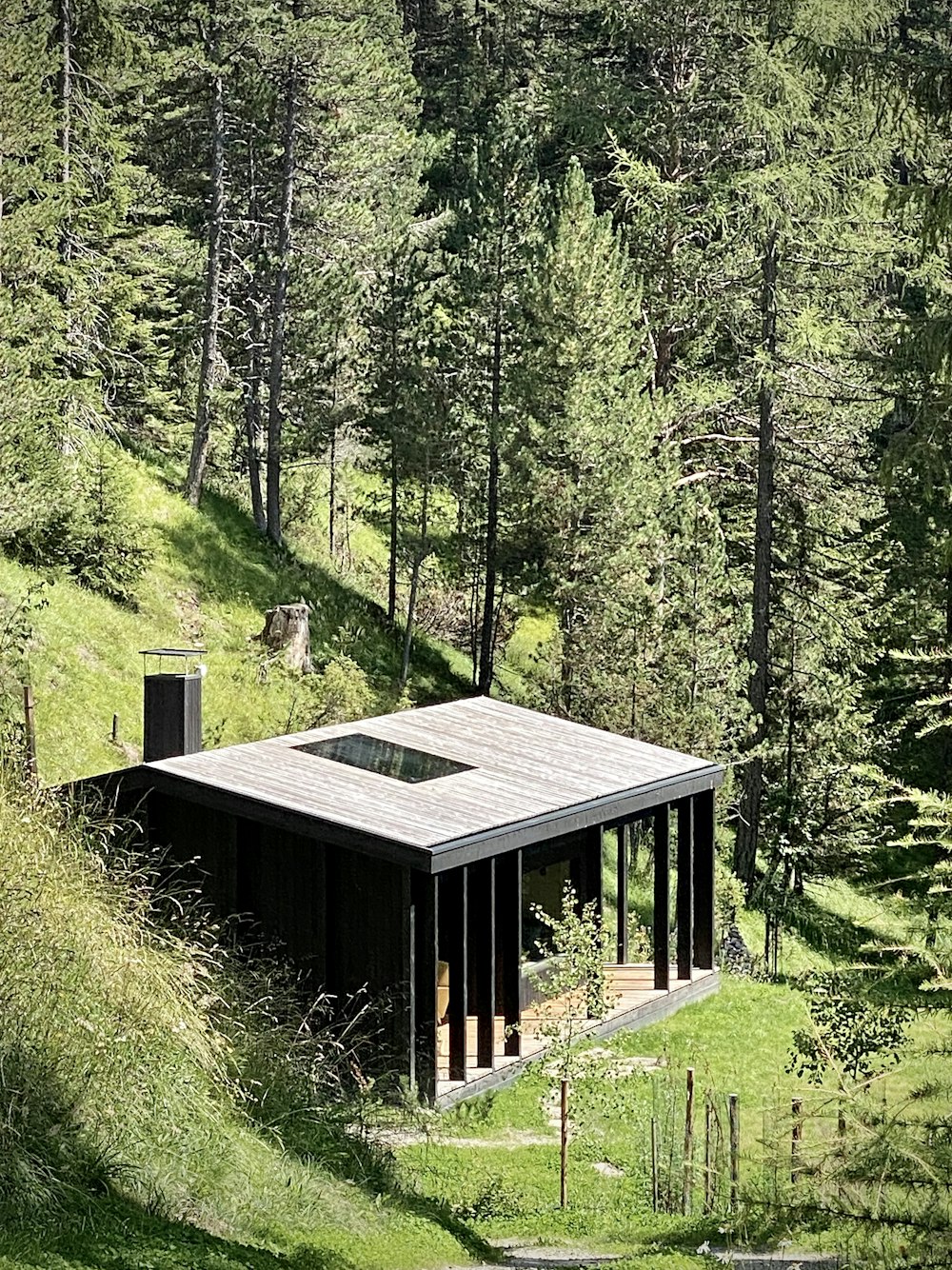 Casa de madera marrón en medio del bosque durante el día