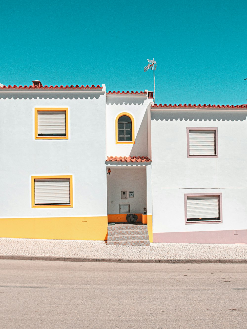 edificio in cemento bianco e giallo