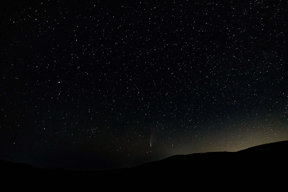 silhueta da montanha sob a noite estrelada