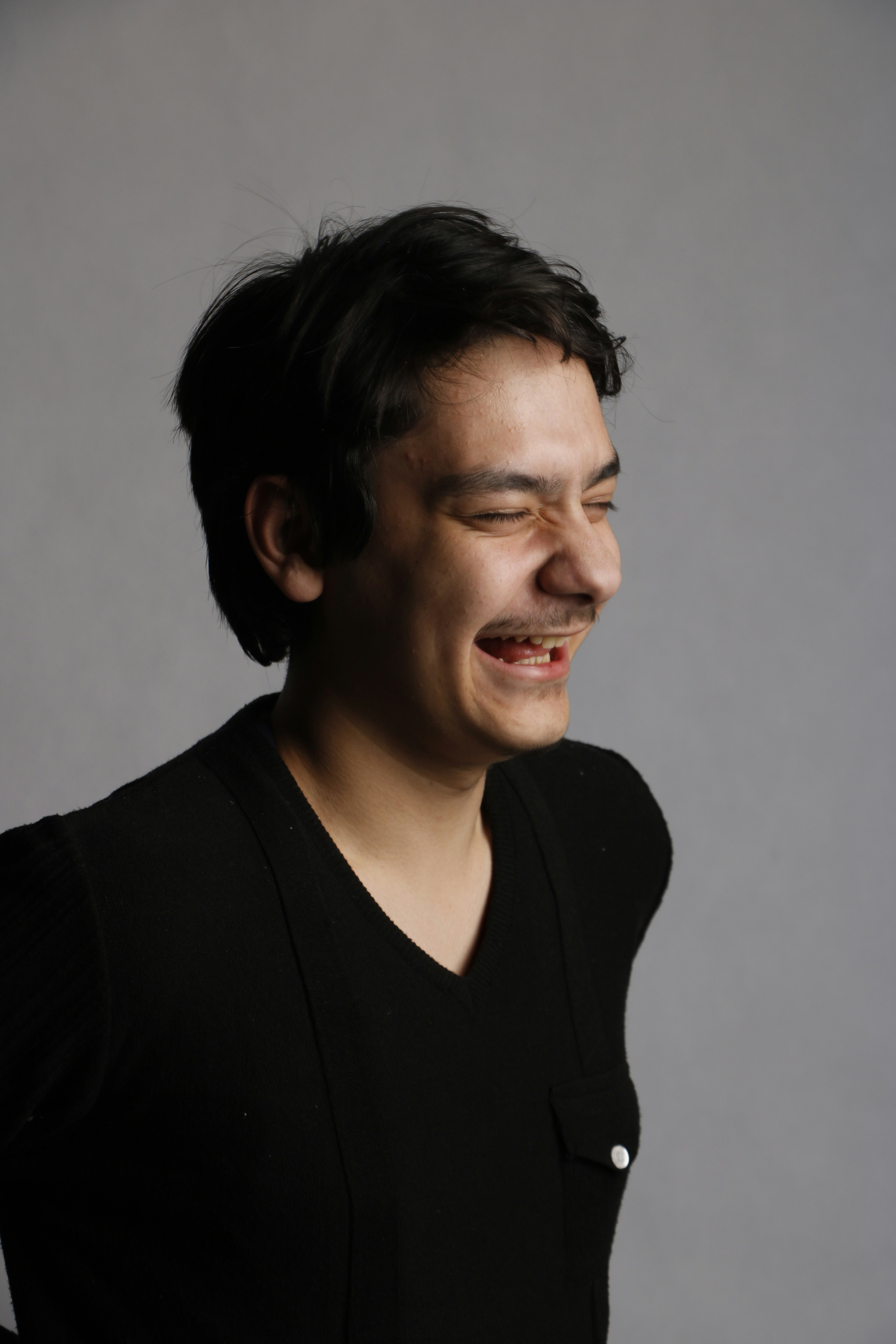 Lächelnde Frau im schwarzen V-Ausschnitt-Hemd