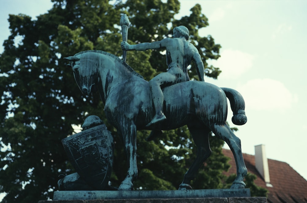 black horse statue during daytime