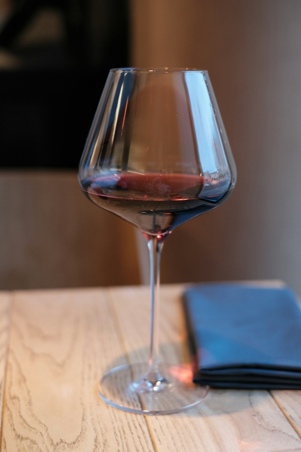 verre à vin transparent avec liquide rouge