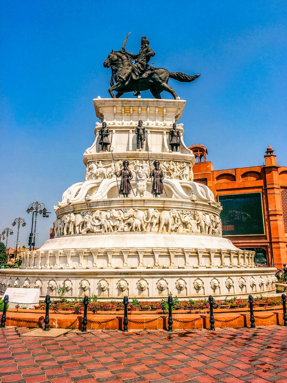 Statua in cemento bianco dell'uomo che cavalca il cavallo