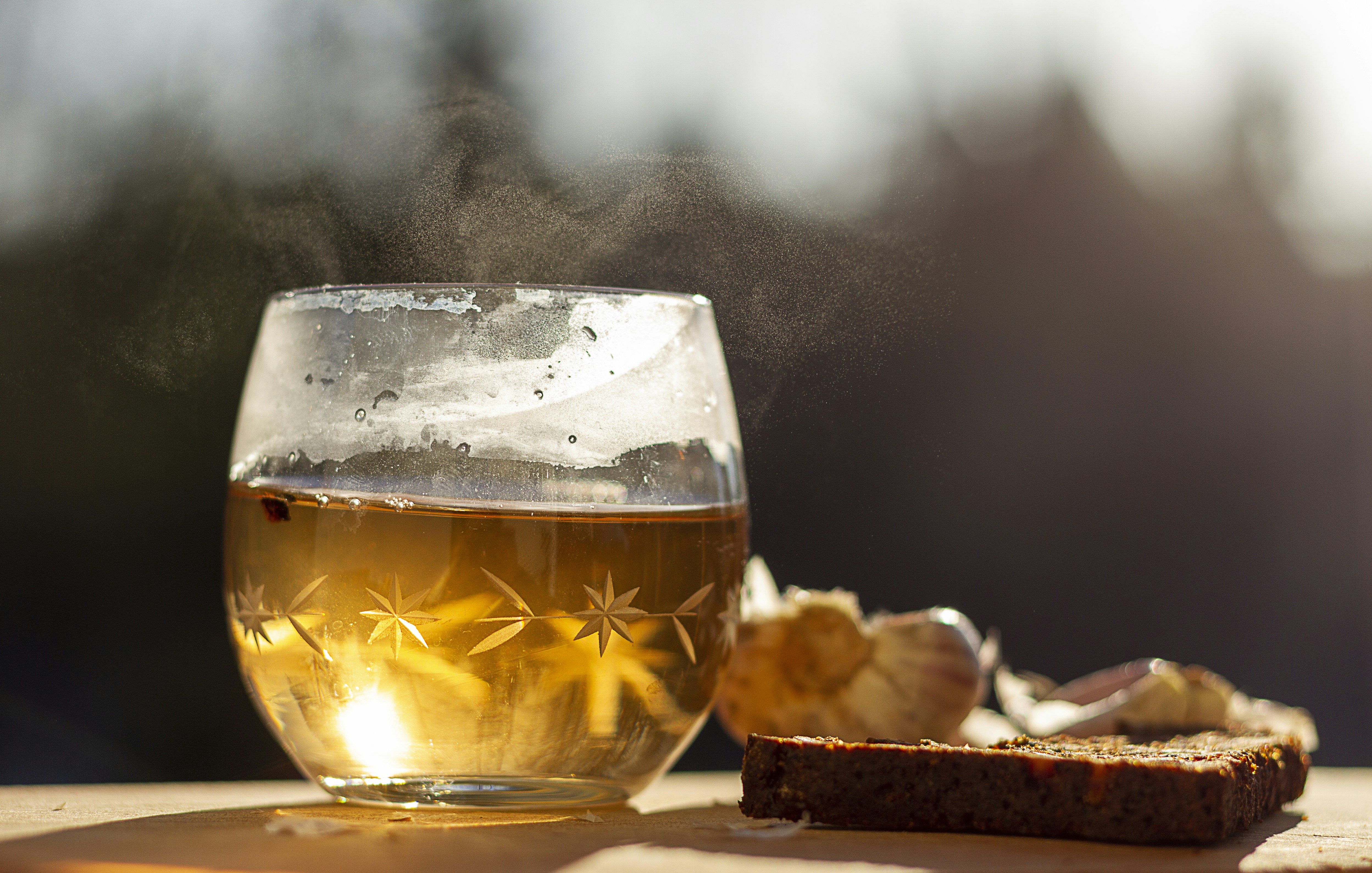 klares Trinkglas mit gelber Flüssigkeit