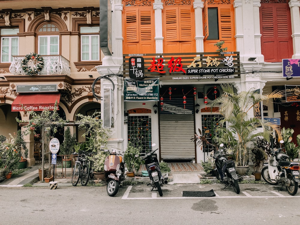 motocicleta estacionada frente al edificio