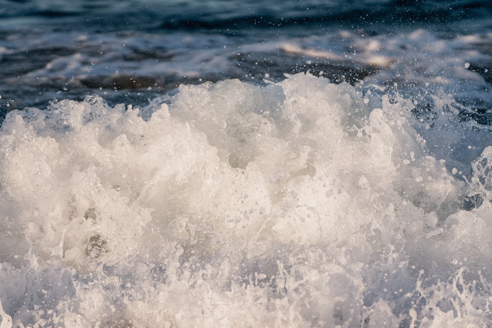 Onde dell'oceano che si infrangono sulla riva durante il giorno