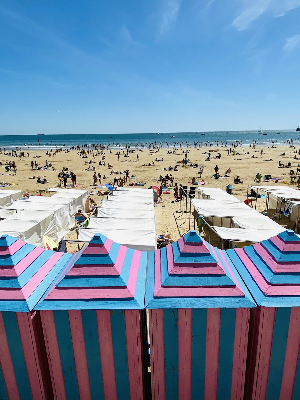 personnes sur la plage pendant la journée