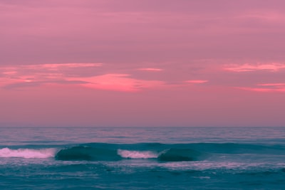 ocean waves under cloudy sky during daytime emerald isle teams background