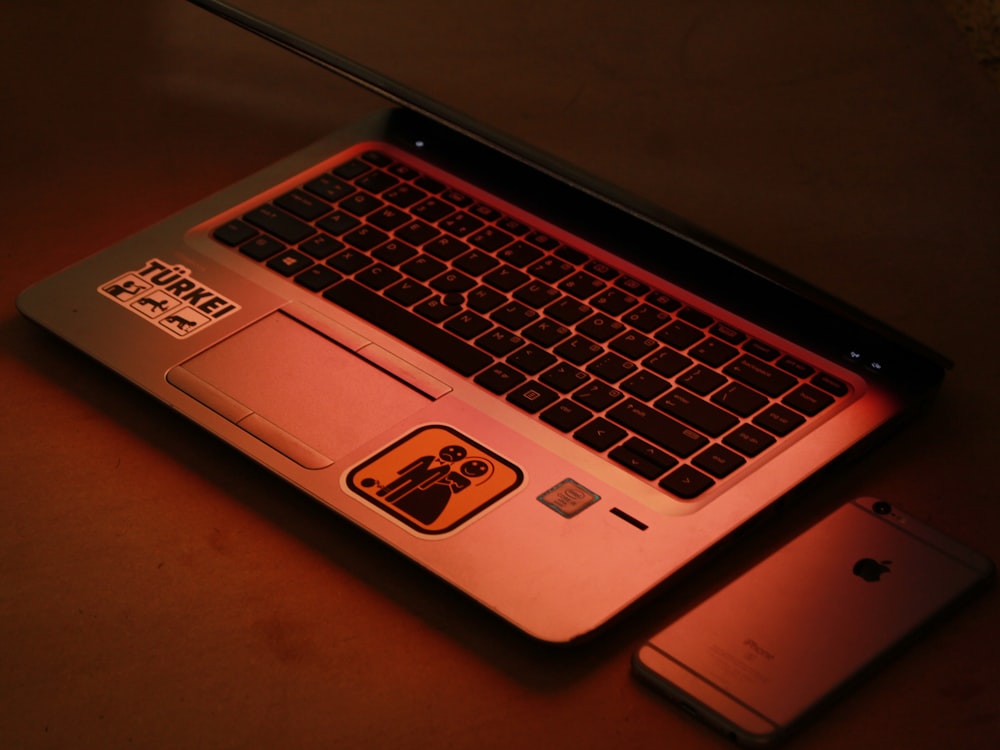 Computer portatile Asus argentato su tavolo di legno marrone