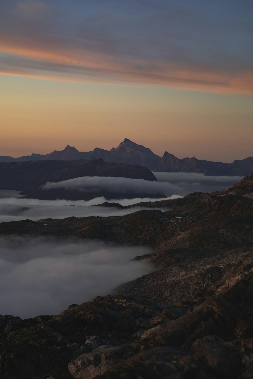 montagnes enneigées pendant la journée