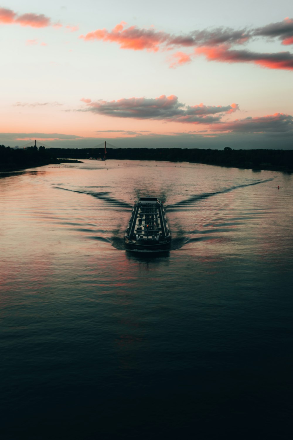 日中の曇り空の下での水上のボート