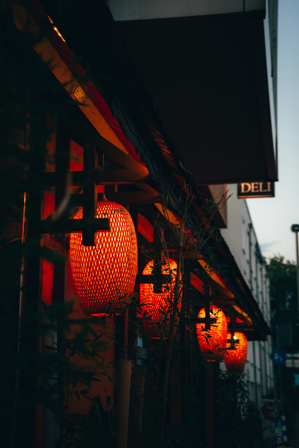 夜間の茶色の木造建築にオレンジ色の提灯