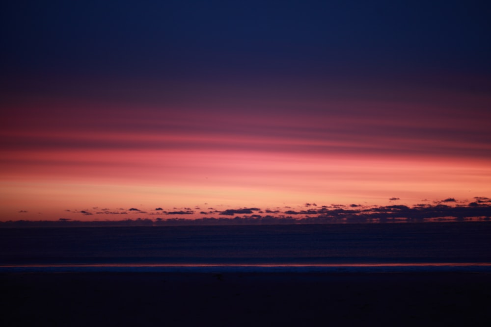 silhouette di nuvole durante il tramonto