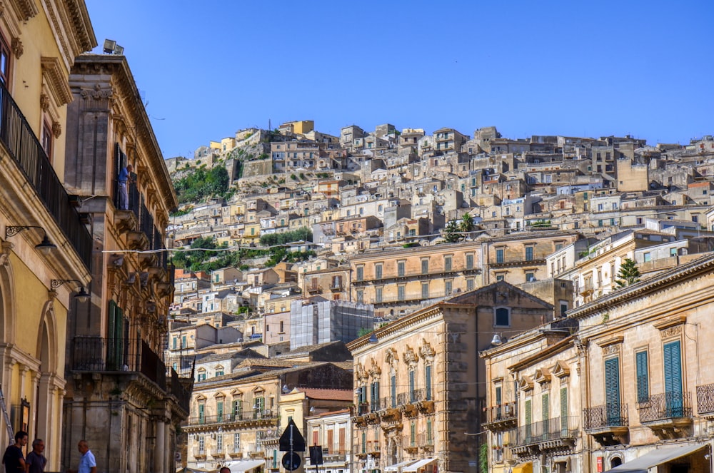 edificio in cemento marrone sotto il cielo blu durante il giorno