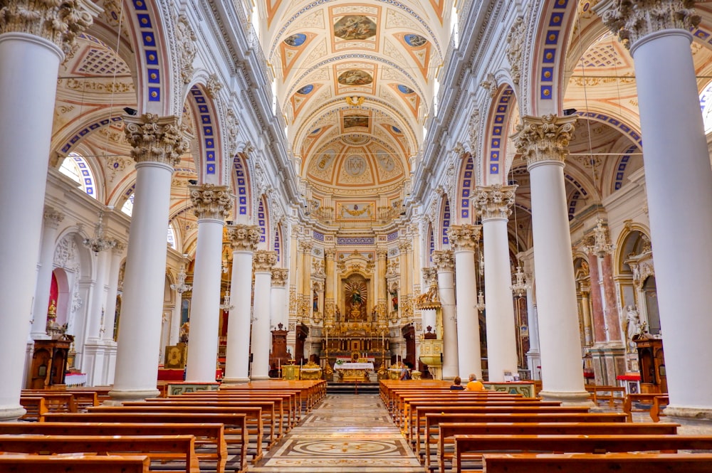 interior branco e marrom da catedral