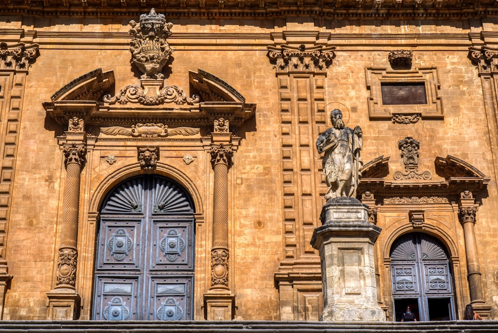 edificio in cemento marrone con porta in legno blu