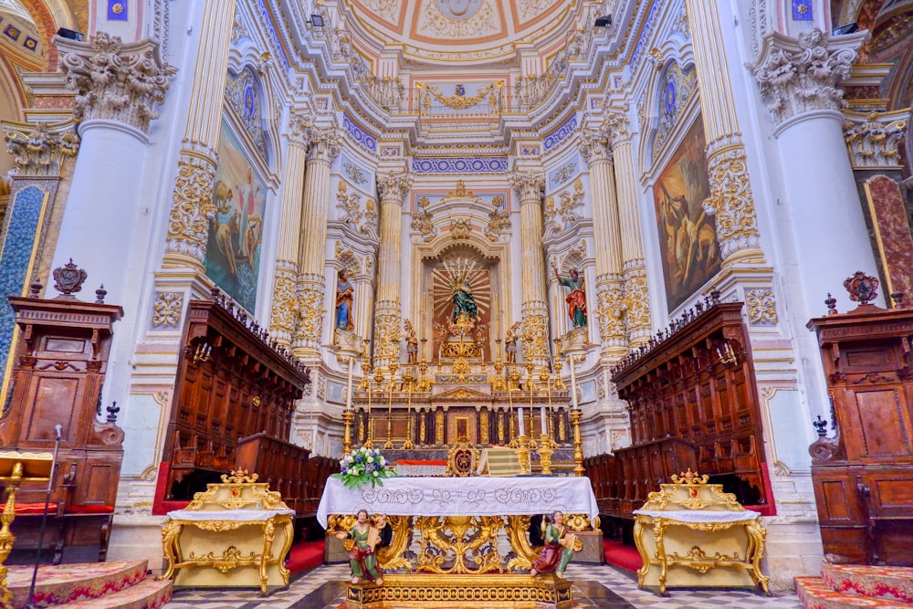 Interior de la catedral en dorado y blanco