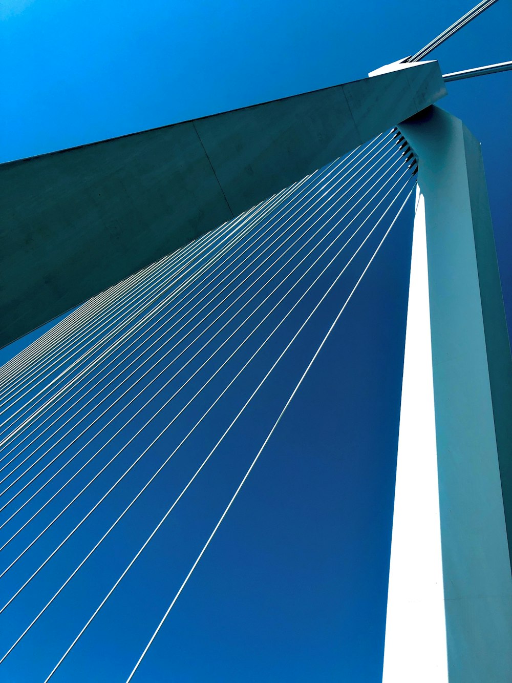 ponte branca e azul sob o céu azul durante o dia
