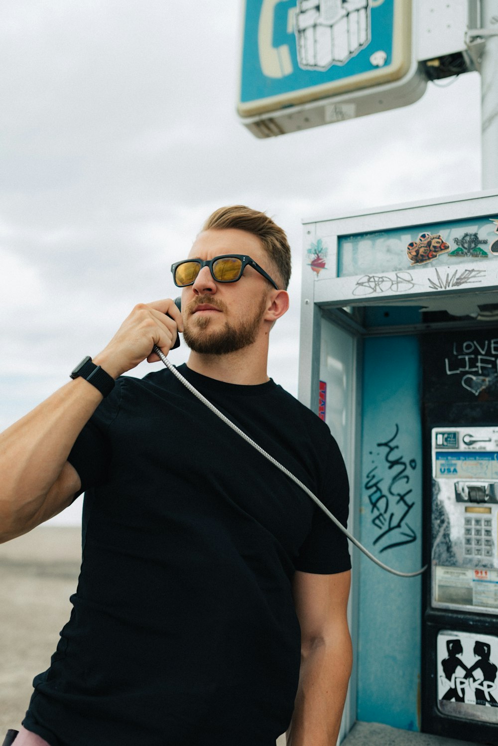 Mann in schwarzem Rundhals-T-Shirt mit Sonnenbrille