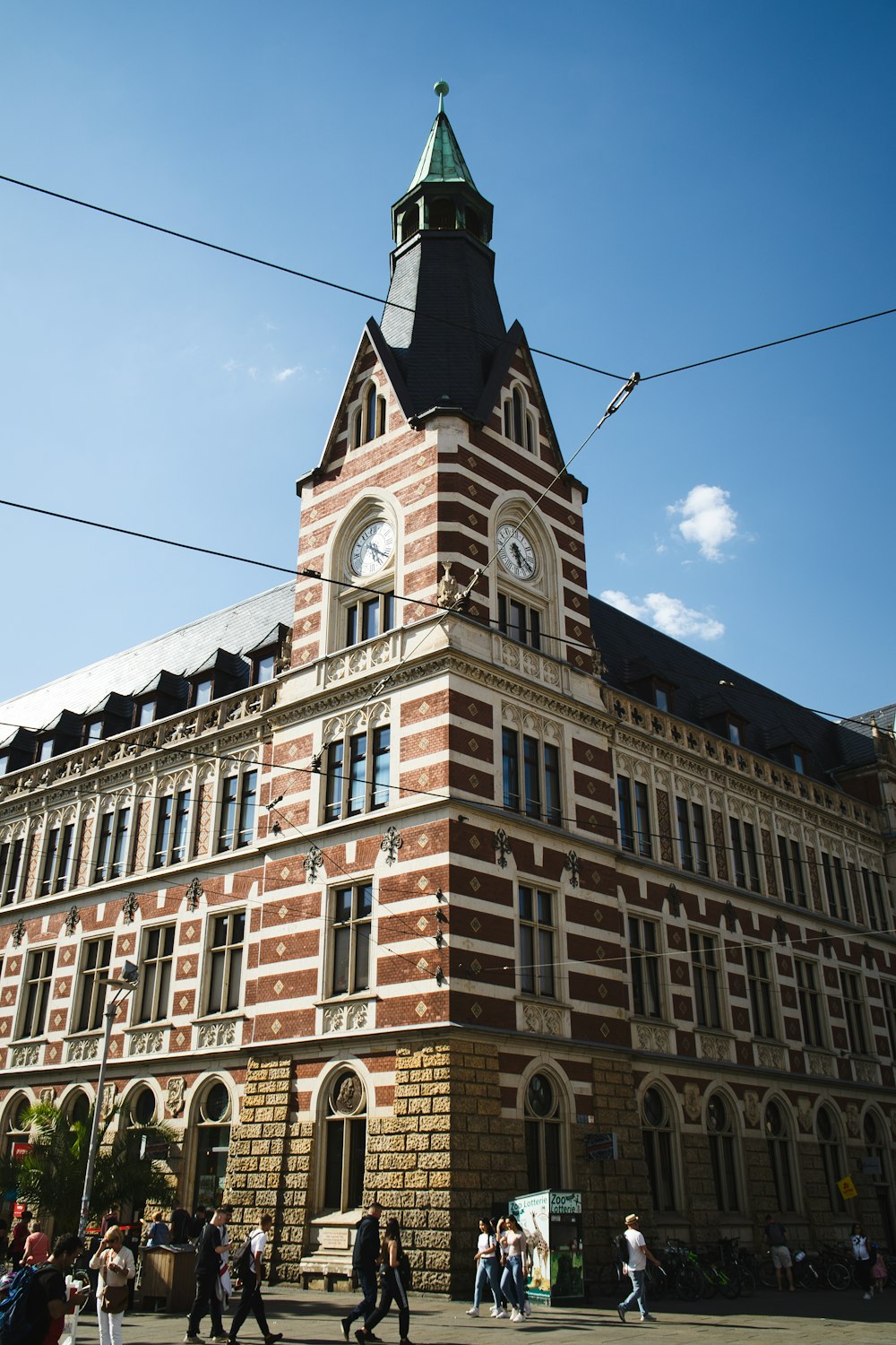 edificio in cemento marrone e beige sotto il cielo blu durante il giorno