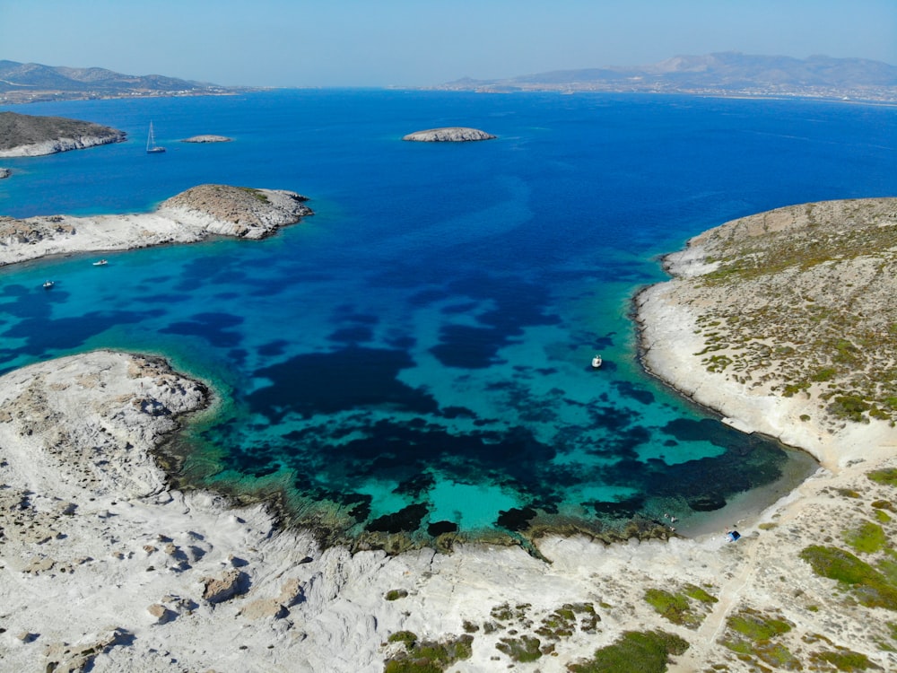 Vue aérienne de la mer bleue pendant la journée