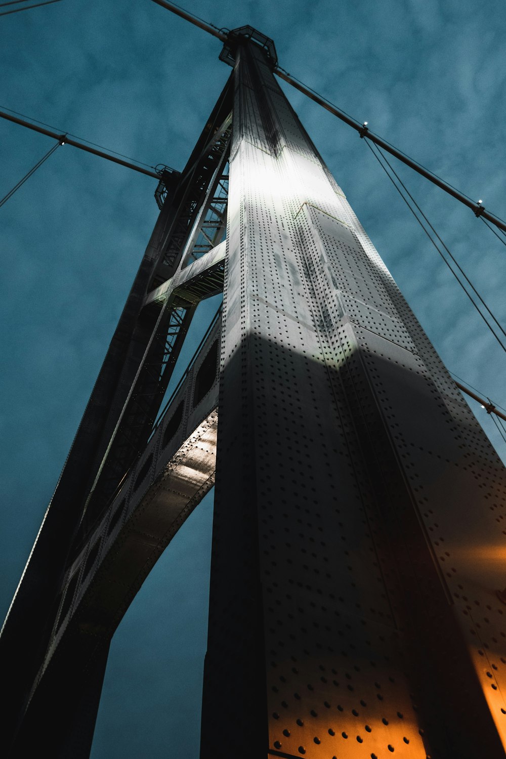 Fotografía de ángulo bajo de puente gris