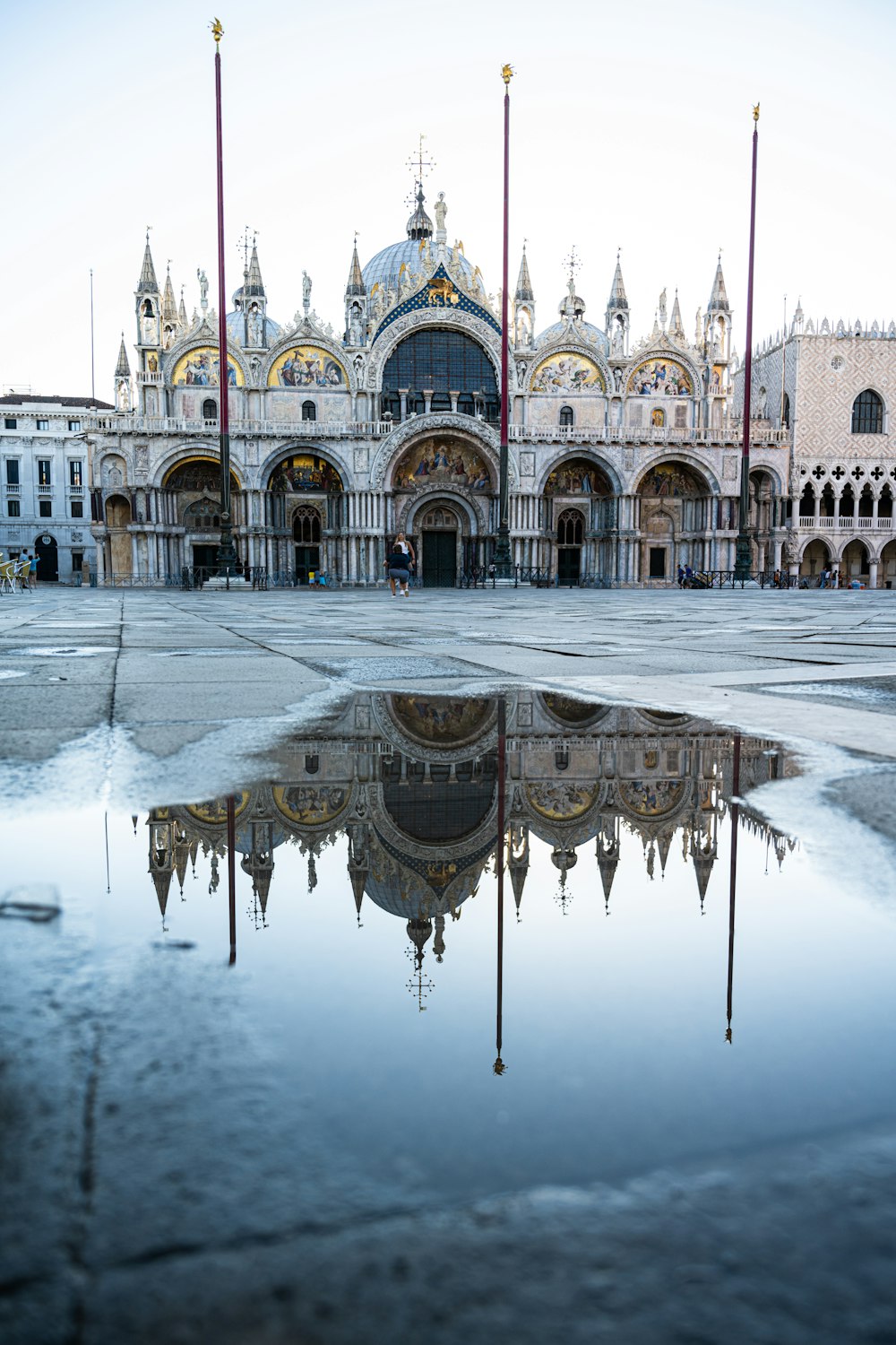 edificio in cemento bianco e marrone durante il giorno