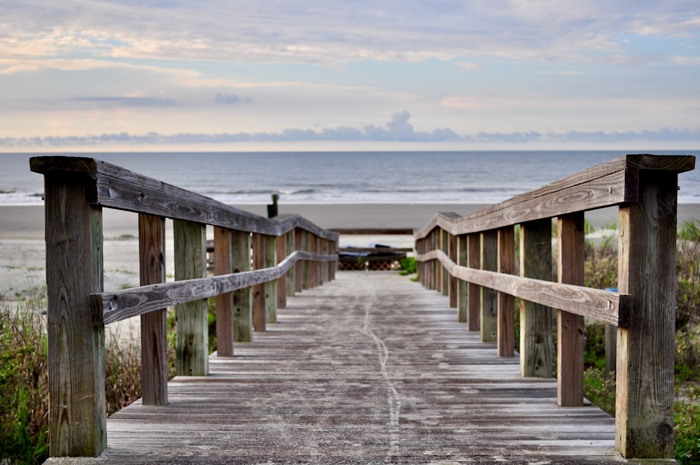 braune Holzbrücke über das Meer tagsüber