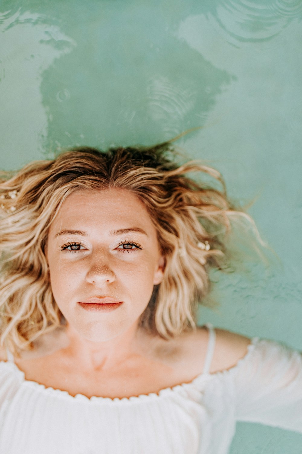 femme en débardeur blanc