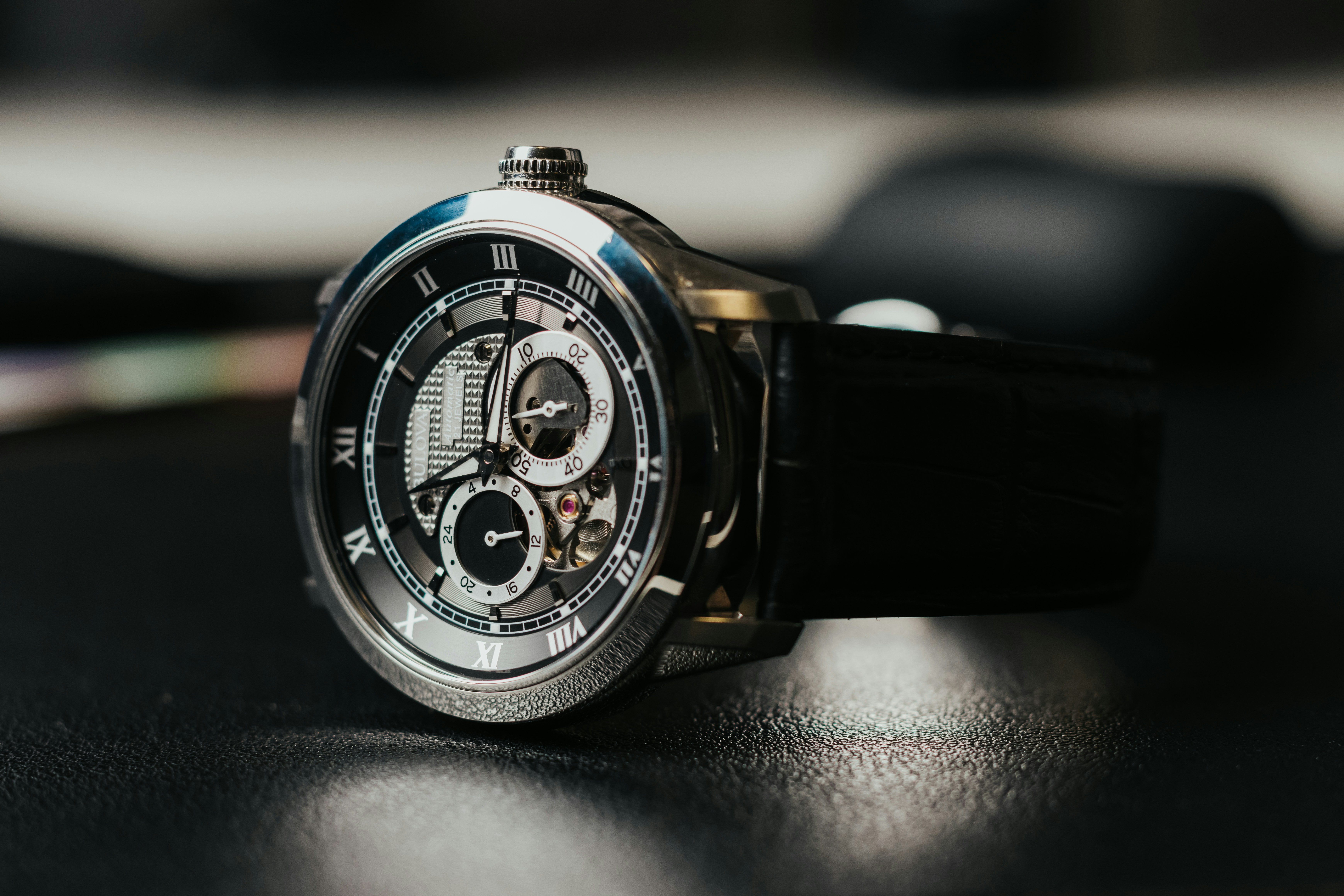 The Evolution of Mechanical & Smart Hybrids in 2026: Why Watchmaking Embraced Edge AI and Sustainable Micro-Mechanics