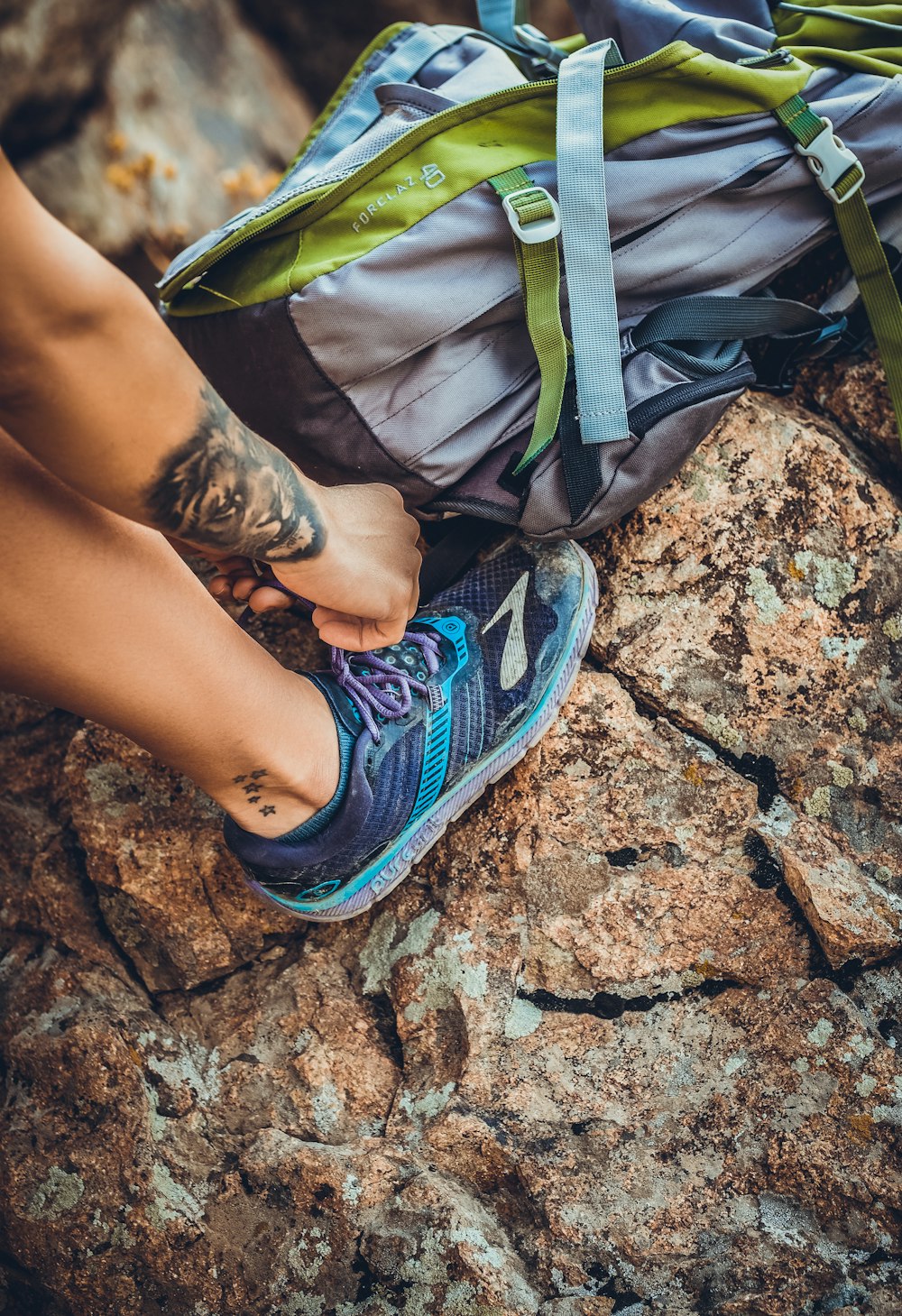 personne en chaussures de course bleues et blanches