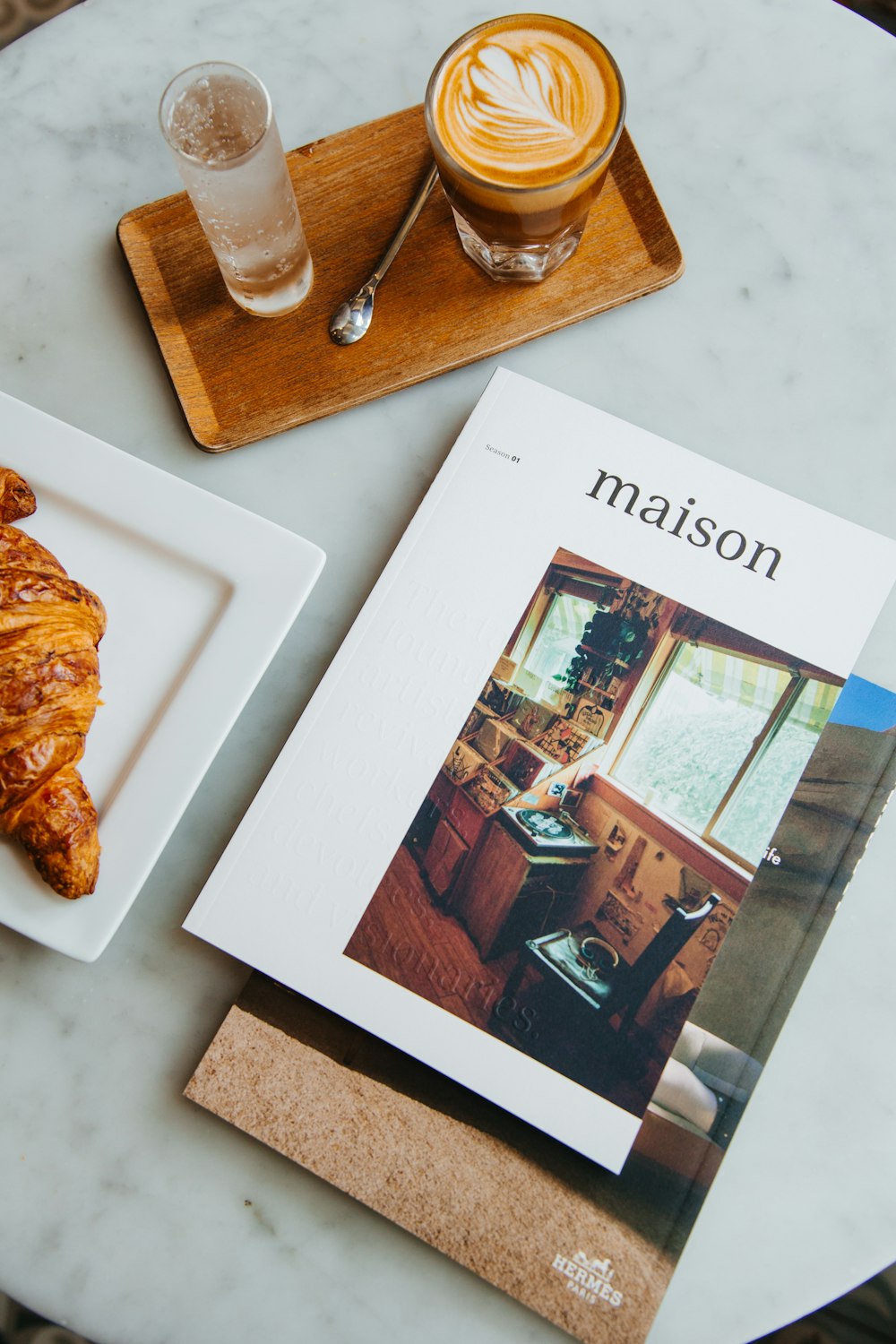 livro branco e marrom na mesa branca