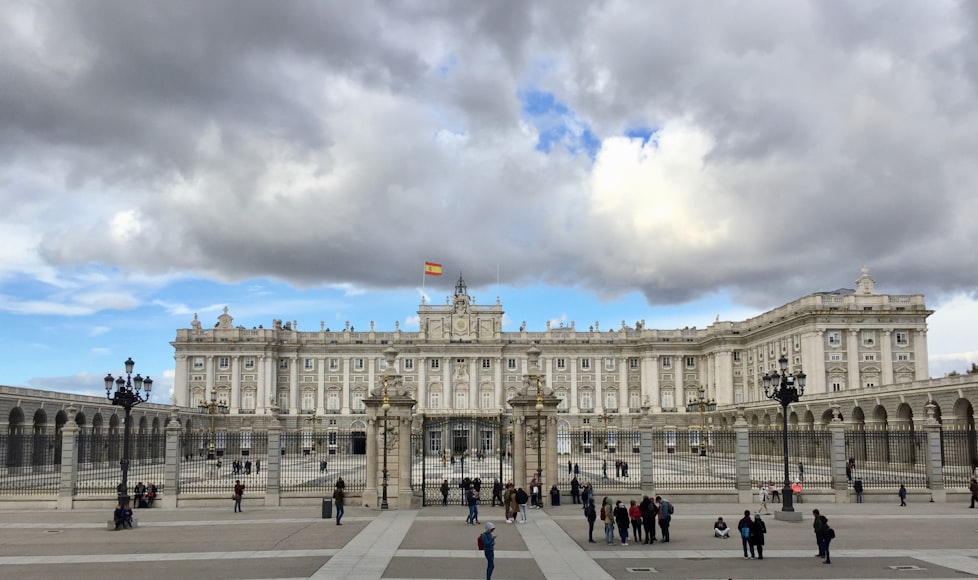 Foto del palazzo reale di Madrid in una giornata nuvolosa