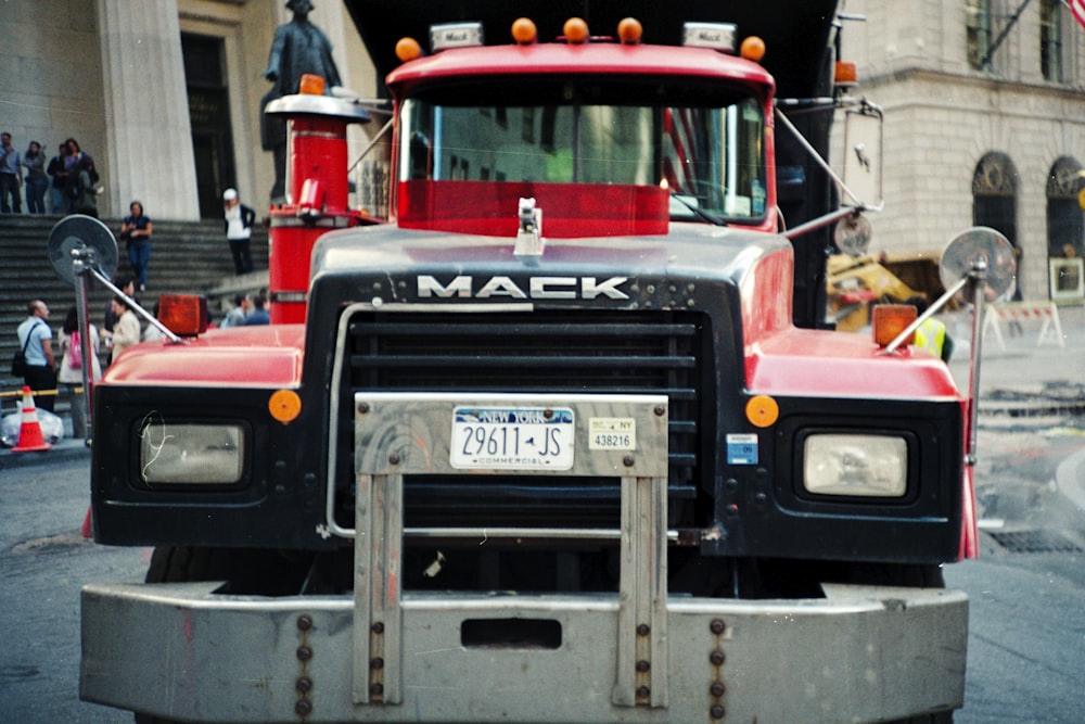 Camion bleu et rouge devant le camion rouge