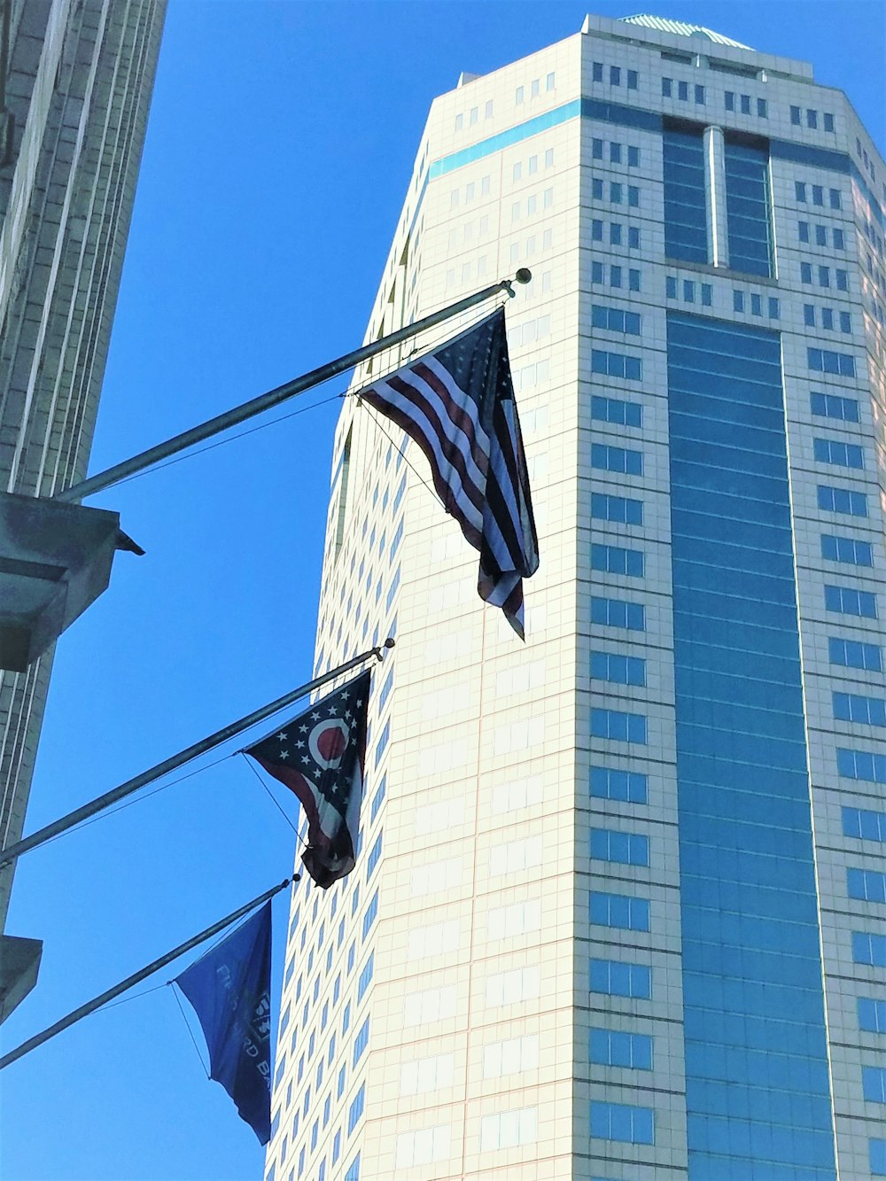 昼間は建物の上に黒と白の旗