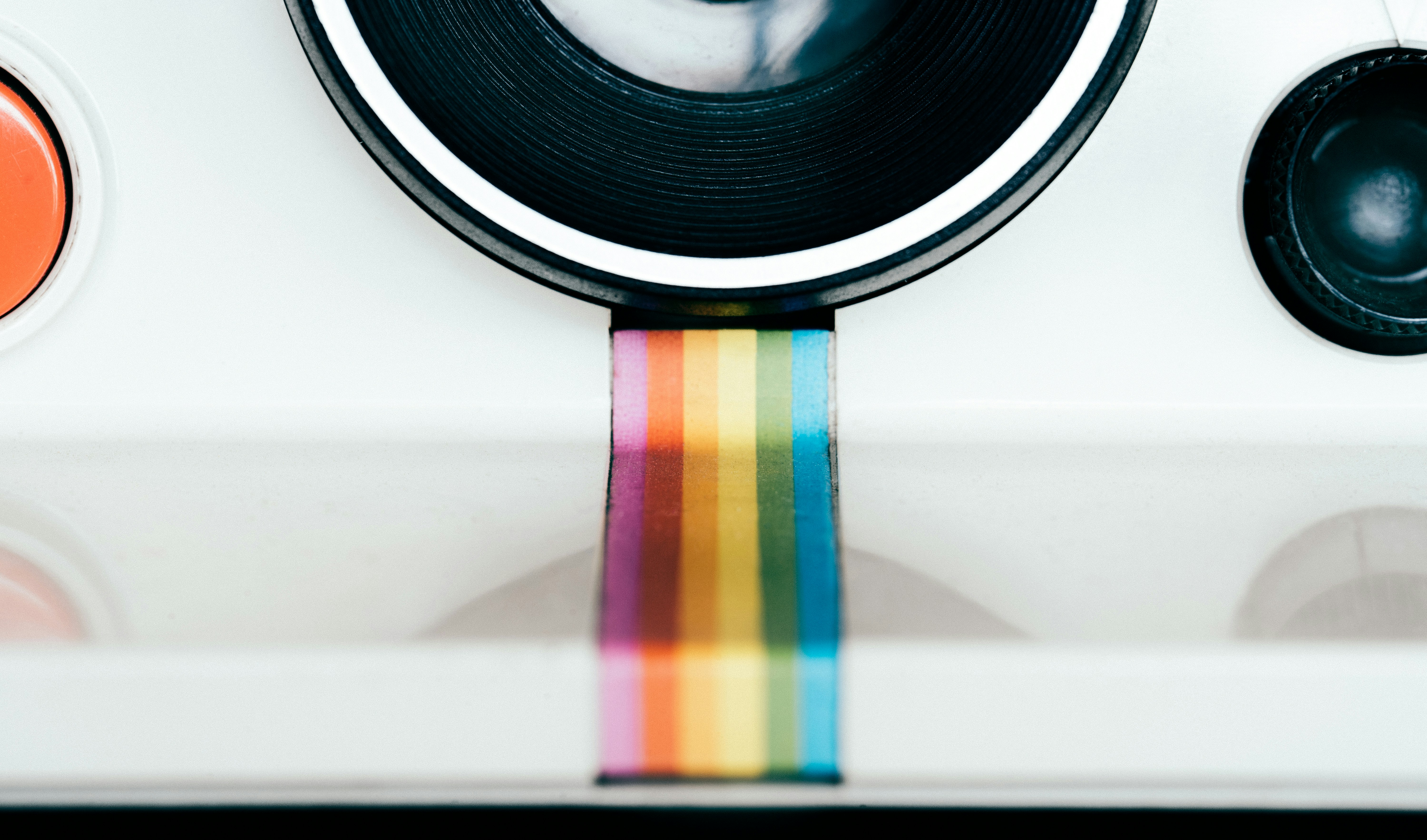 사진 속 색감이 뜨는 이유와 수정법 - white front load washing machine