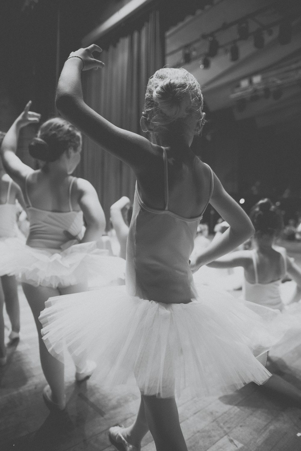 mujer en vestido blanco bailando