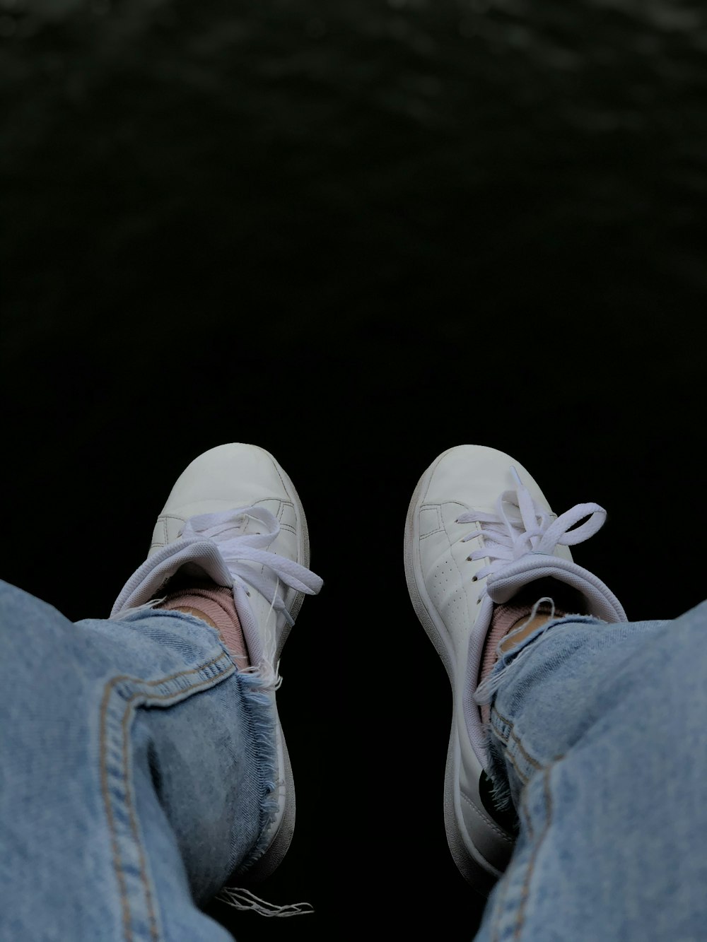 Foto Persona con jeans azules y zapatillas blancas – Imagen Gris gratis en  Unsplash