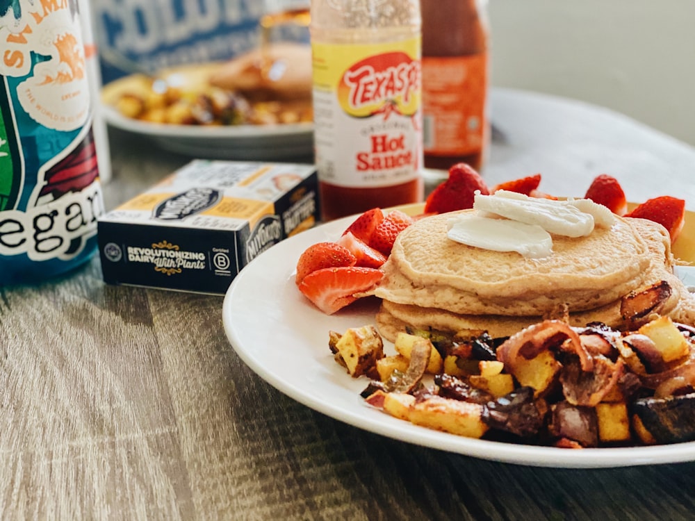 Burger und Pommes auf weißem Keramikteller