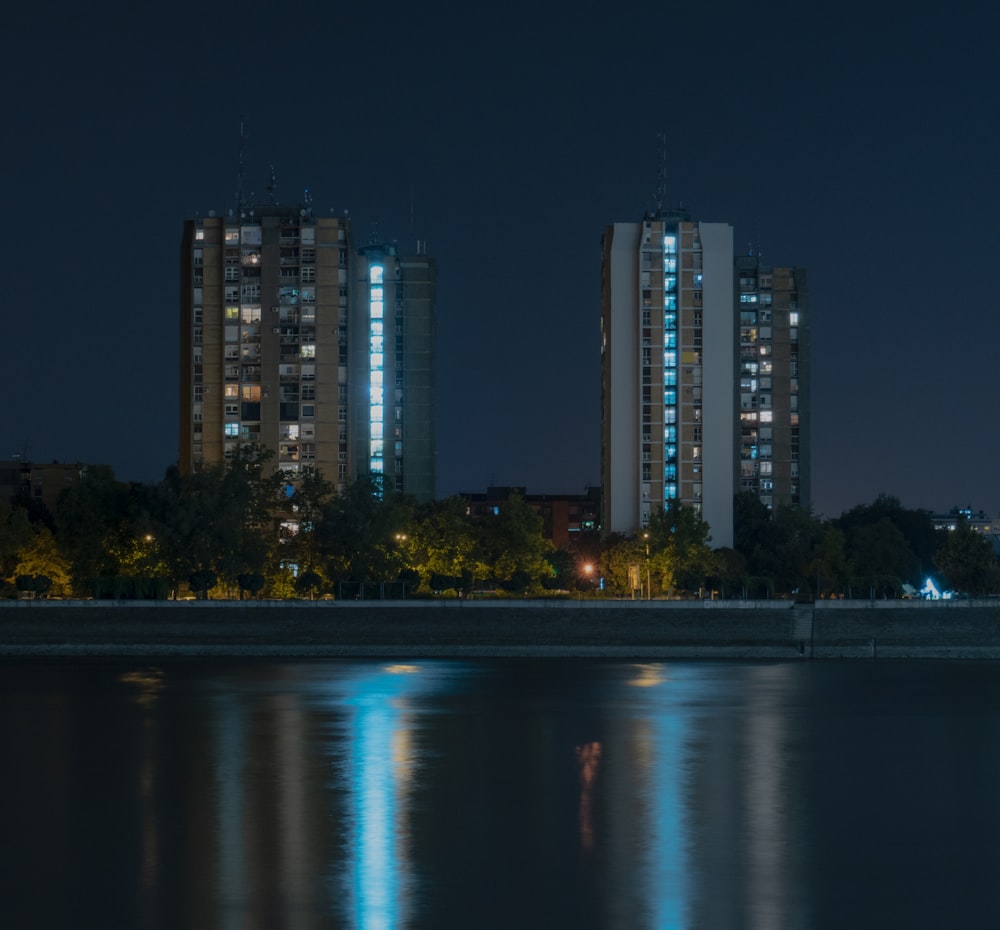 Skyline der Stadt bei Nacht