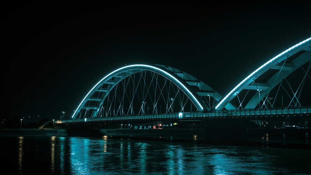 Weiße Brücke über Gewässer während der Nacht